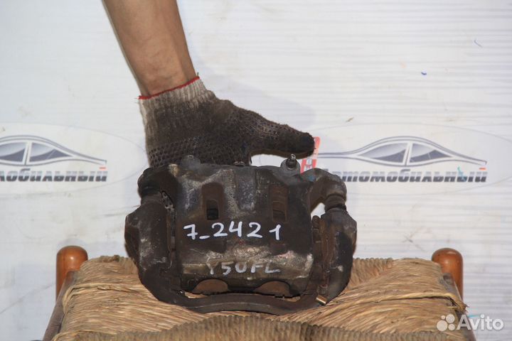 Суппорт перед лево c Nissan Fuga Y50 VQ25DE