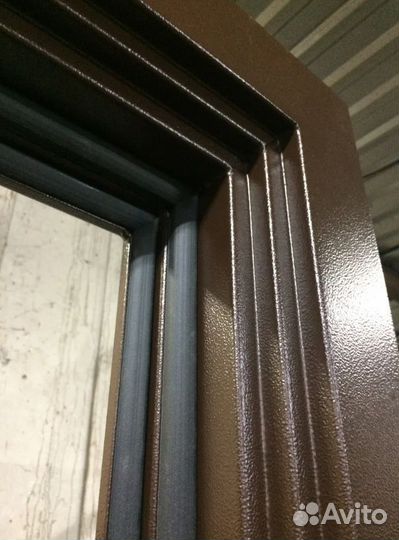 Арочная железная входная дверь с ковкой