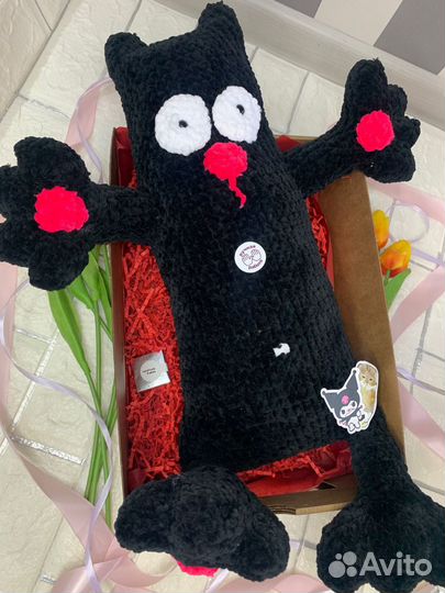 Кот обнимусь своими руками