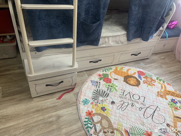 Двухярусная кровать с матрасами