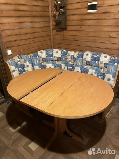 Кухонный уголок со столом