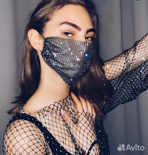 Маска со стразами
