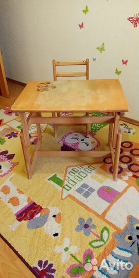 Деревянные стол со стулом