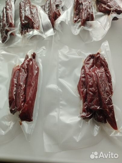 Мясные колбаски, сыровяленые