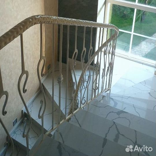 Лестница из камня кварцевый агломерат