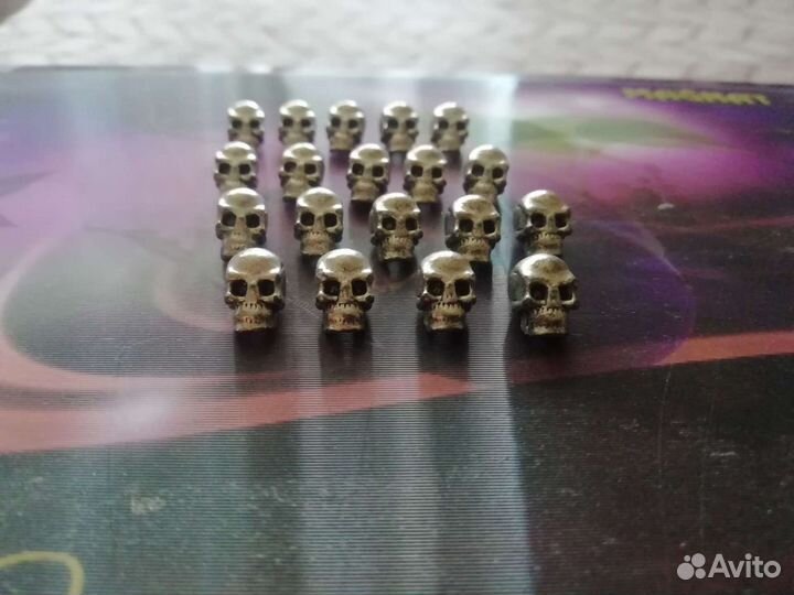 Бусины с черепушками