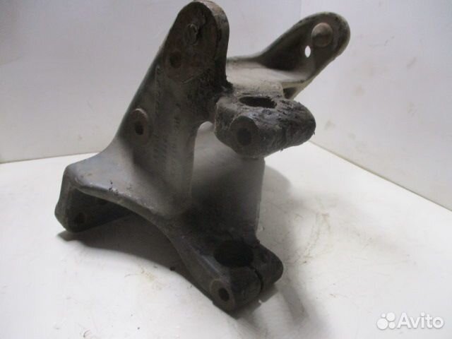 Кронштейн передней рессоры правый Volvo 20429252