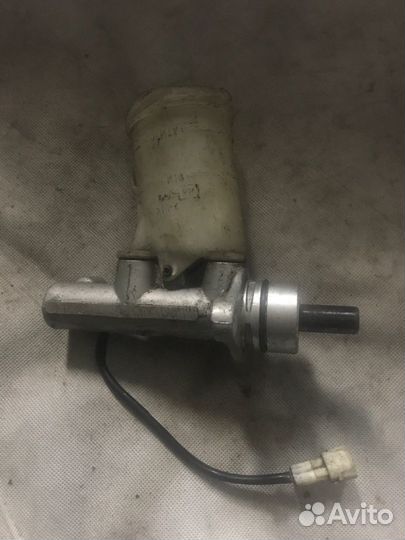 Главный тормозной цилиндр Suzuki Jimny JA11V 1984
