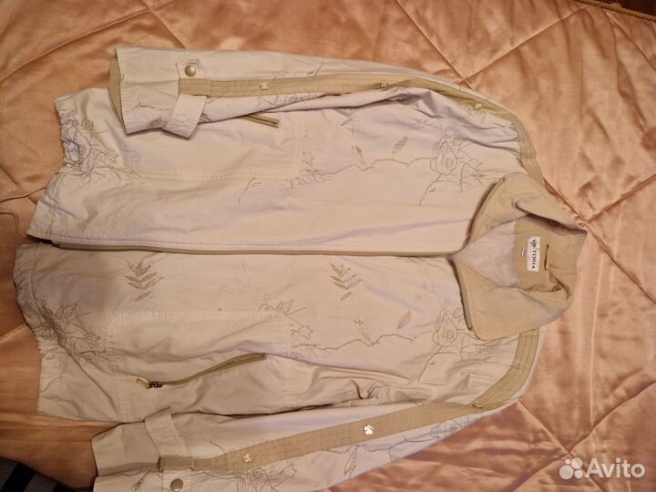 Два пакета женских вещей и ветровка