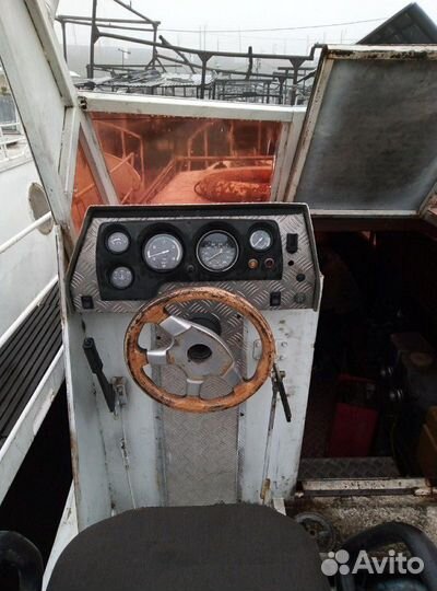 Прогулочный катер