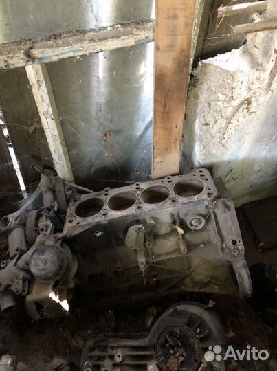 Низ двигателя Мерседес с202 1.8 w202