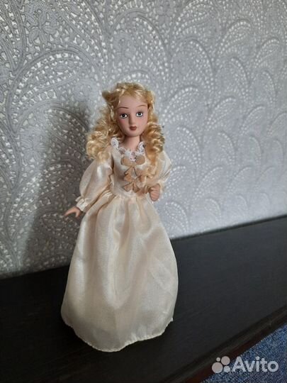 Кукла фарфоровая