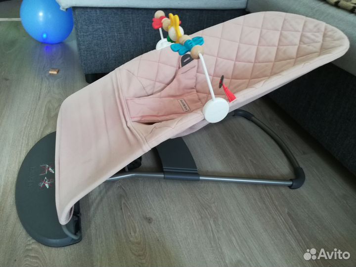 Шезлонг babybjorn с игрушкой