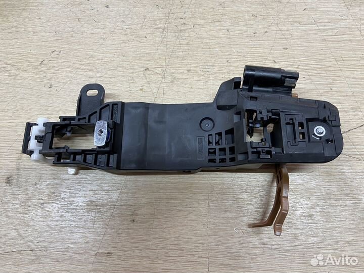 Кронштейн ручки задней левой Toyota RAV XA50