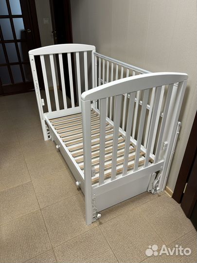 Кроватка детская с маятником