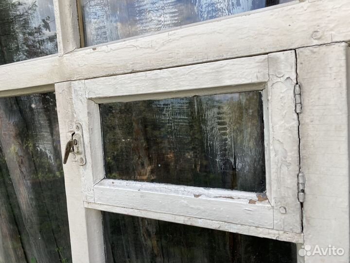 Деревянная оконная рама со стеклом