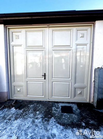 Ворота с деревом