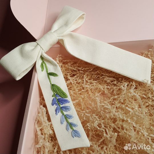 Бантик на заколке с вышивкой