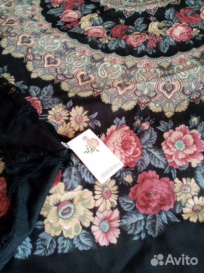 Павловопосадский платок с этикеткой