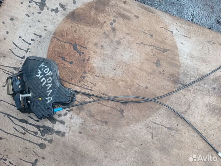 Замок задний/правый Тойота Королла Е12/ 2004 год