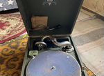 Старинный граммофон и диски