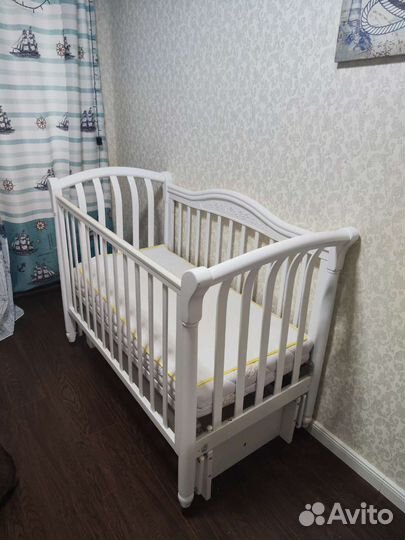 Детская кроватка с продольным маятником