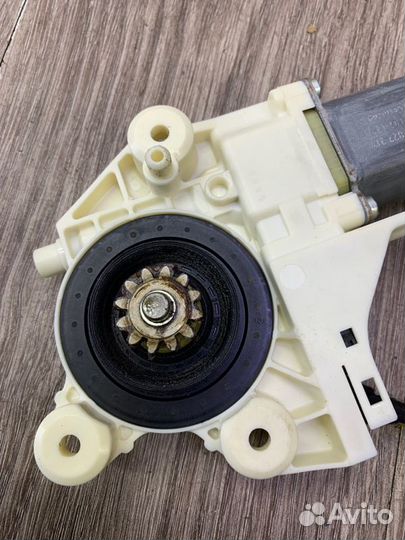 Мотор стеклоподъемника передний левый Ford Focus 2