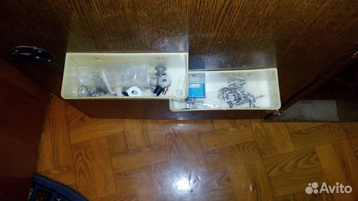 Чайка 142 М. С тумбой.Привод ножной