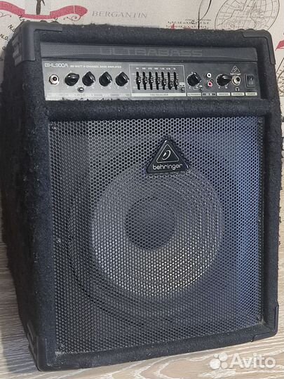 Басовый комбоусилитель behringer 90Вт