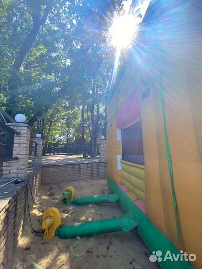 Надувной батут с горкой