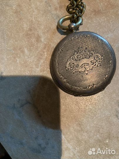 Старинные карманные часы на цепочке