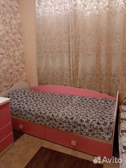 Кровать и шкаф