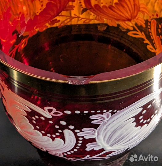 Ваза винтажная с фигурным туловом и цветочным деко