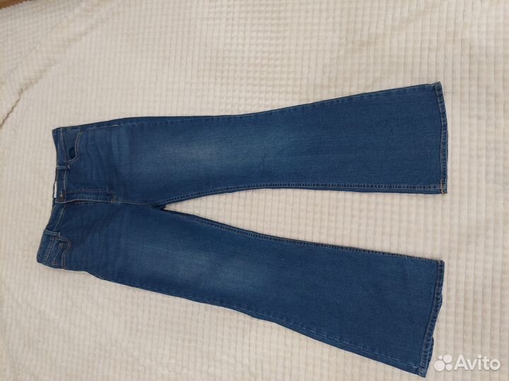 Джинсы клеш от колена