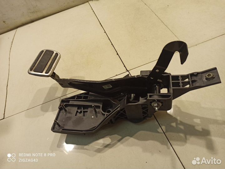 Педаль тормоза (Peugeot 3008)