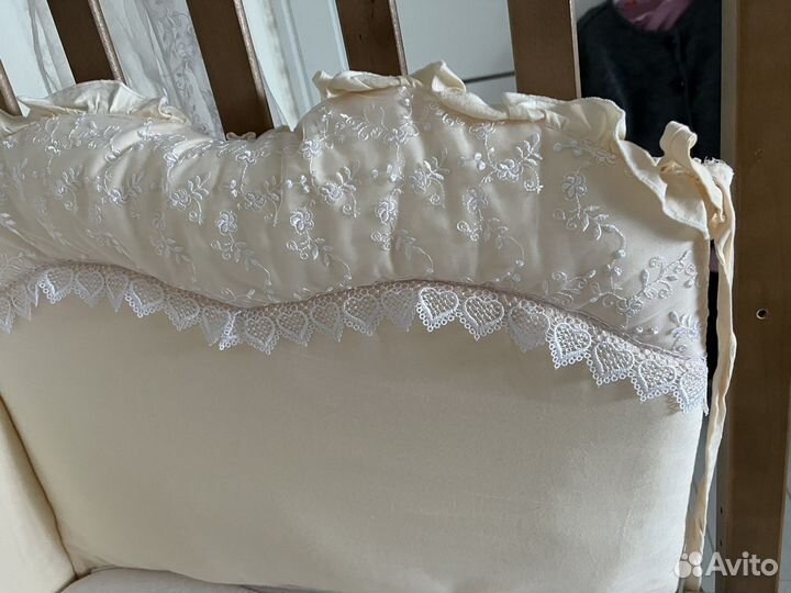 Детская кроватка с маятником