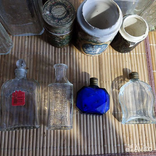 Старинные парфюмерные флаконы и баночки