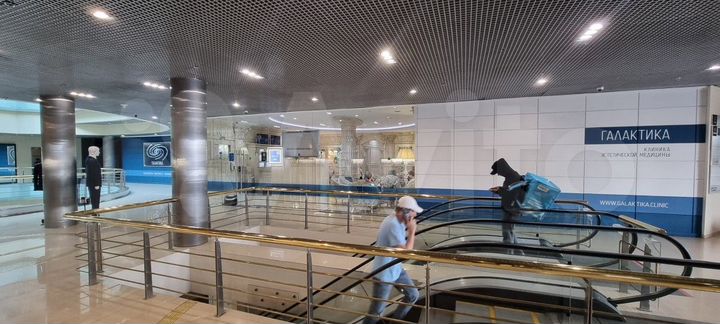 Торговое помещение при входе в ТЦ