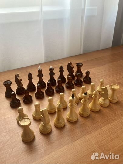 Шахматные фигуры (без доски) в коробке