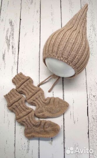 Шапочка и пинетки-носочки для новорожденного