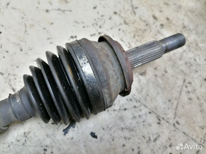 Привод передний левый Toyota Estima ACR55 вал прив