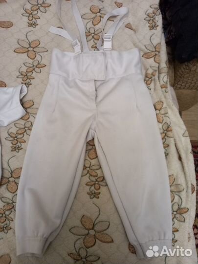 Кроссовки, элекртокуртка, фехтовальная форма