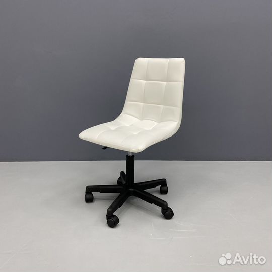 Стул для мастера и клиента маникюра