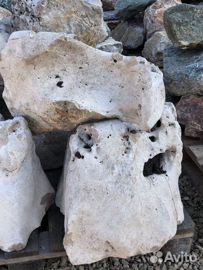 Ландшафтный камень известняк выветренный (белый)