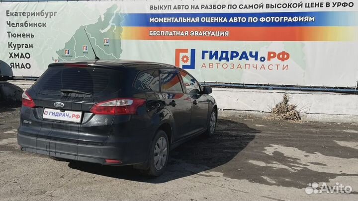 Крышка блока предохранителей Ford Focus 3 1695809. Дефект