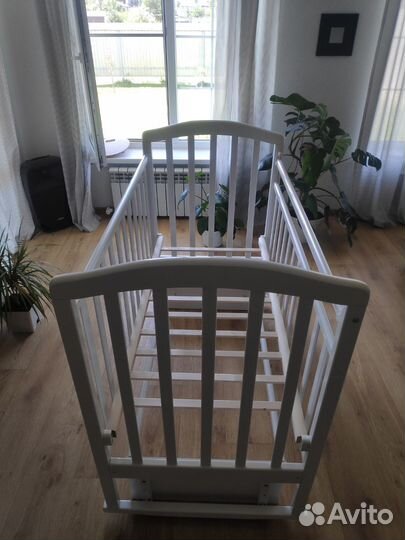 Кроватка детская с маятником