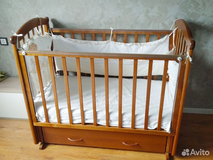 Детская кроватка с маятником и много вещей