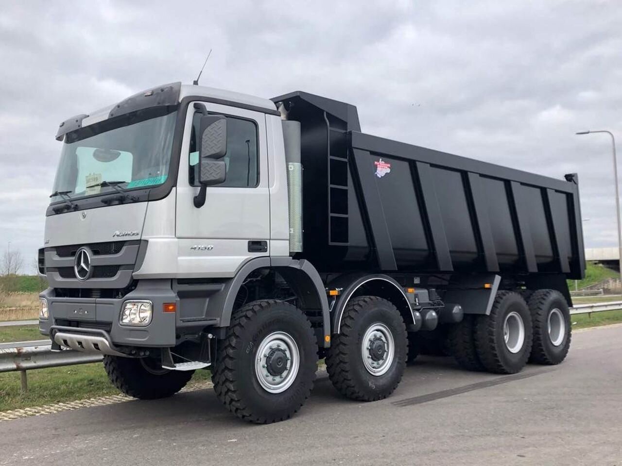 Мерседес самосвал. Мерседес Бенц Актрос самосвал. Mercedes Benz Actros 8x8. Мерседес Актрос самосвал 8x8. Mercedes Actros 8x8 самосвал.