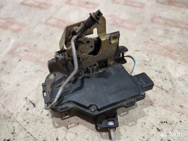 Замок двери передний левый Audi A6 С5 2 1998