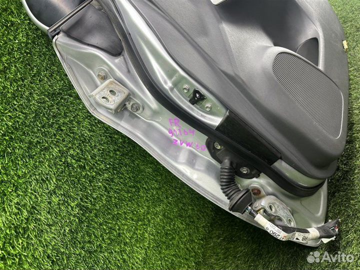 Петли двери передние правые Toyota Prius ZVW30